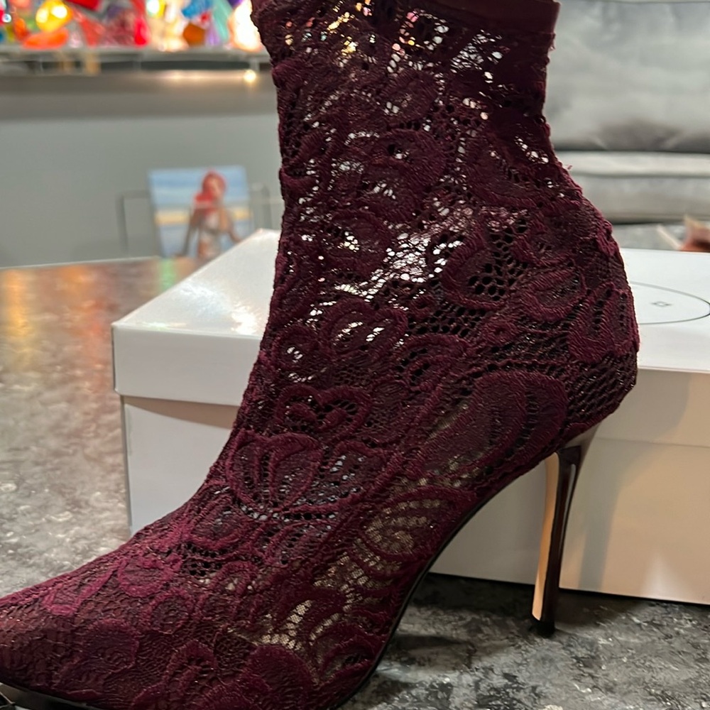Steve Madden size8 1/2 Beautiful wine Lace stretch material ankle boot